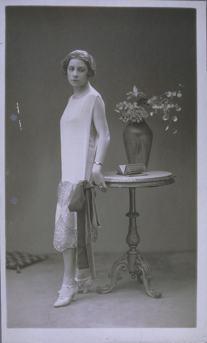 Frau in Kleid von Andrée