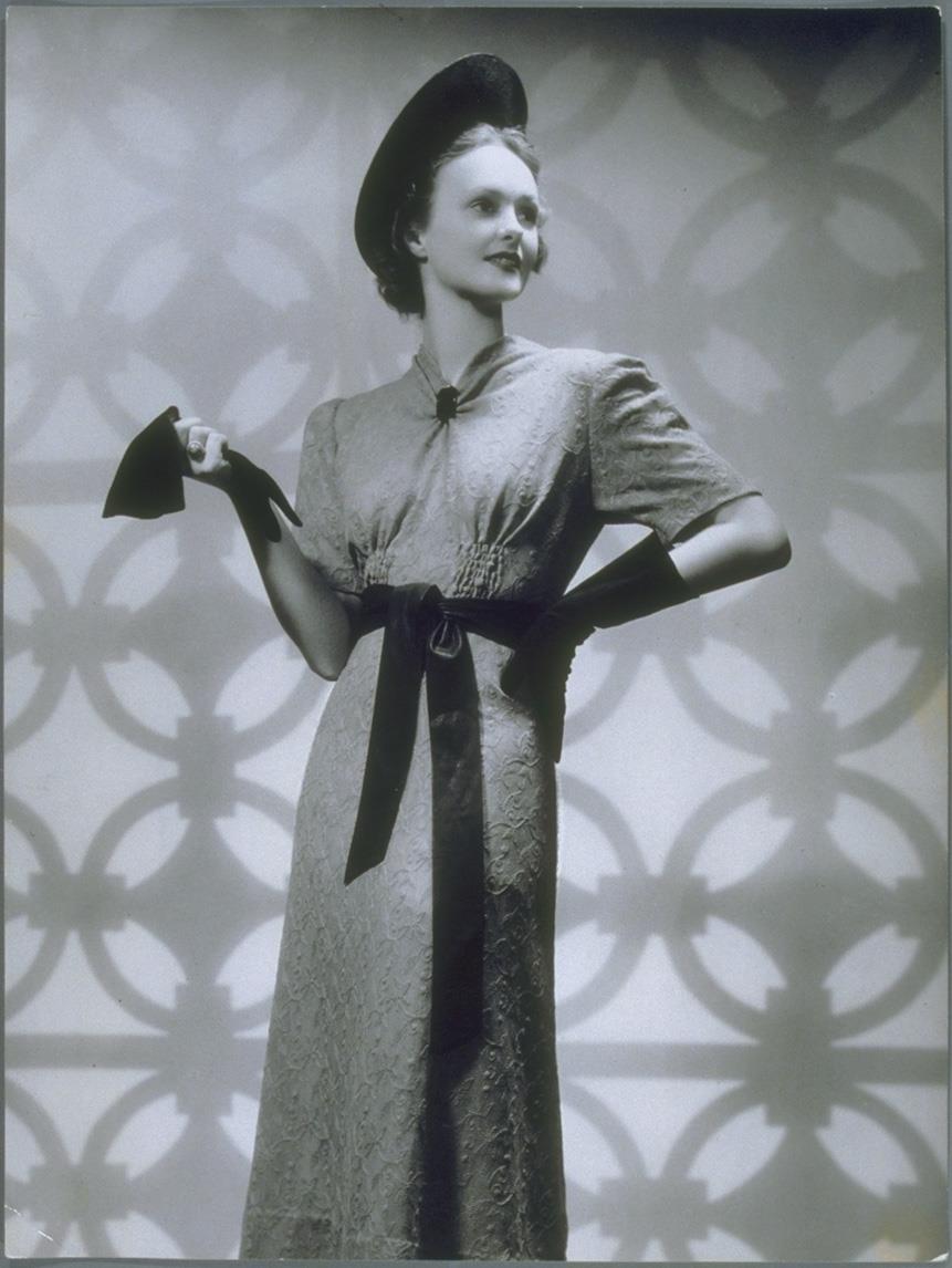 Frau in Kleid