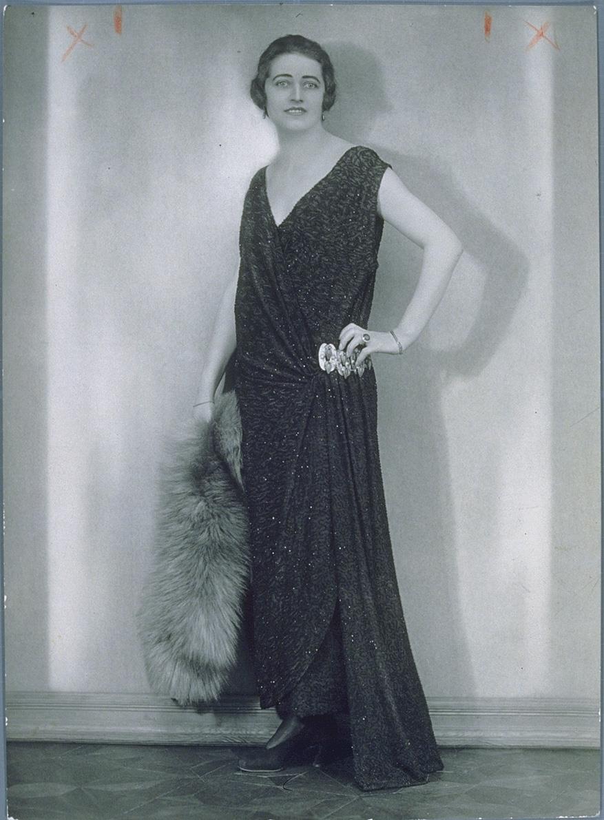 Frau in Kleid von Rosenberg