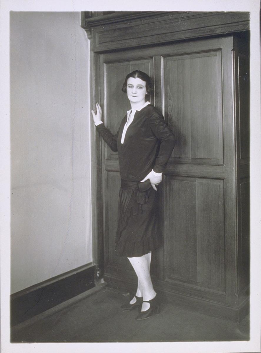 Frau in Kleid von Donguy