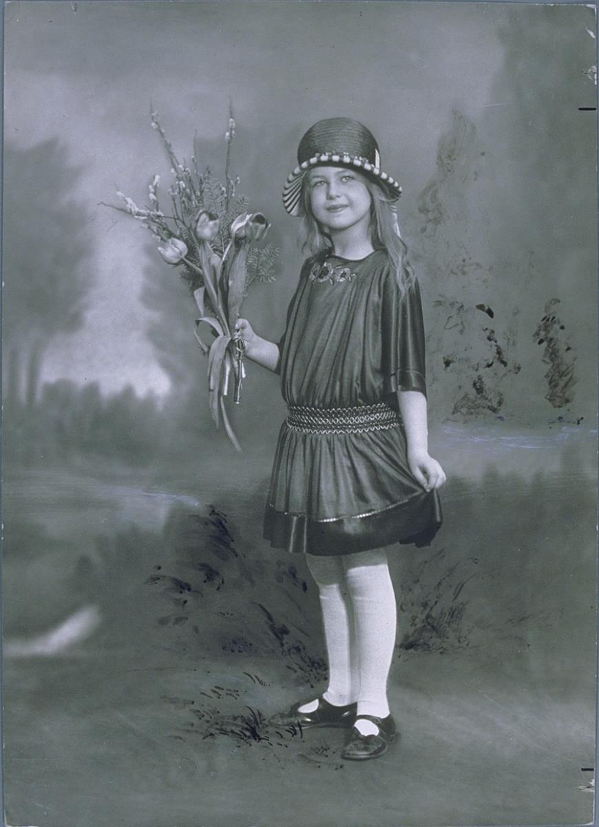 Mädchen in Kleid von Arnold Müller