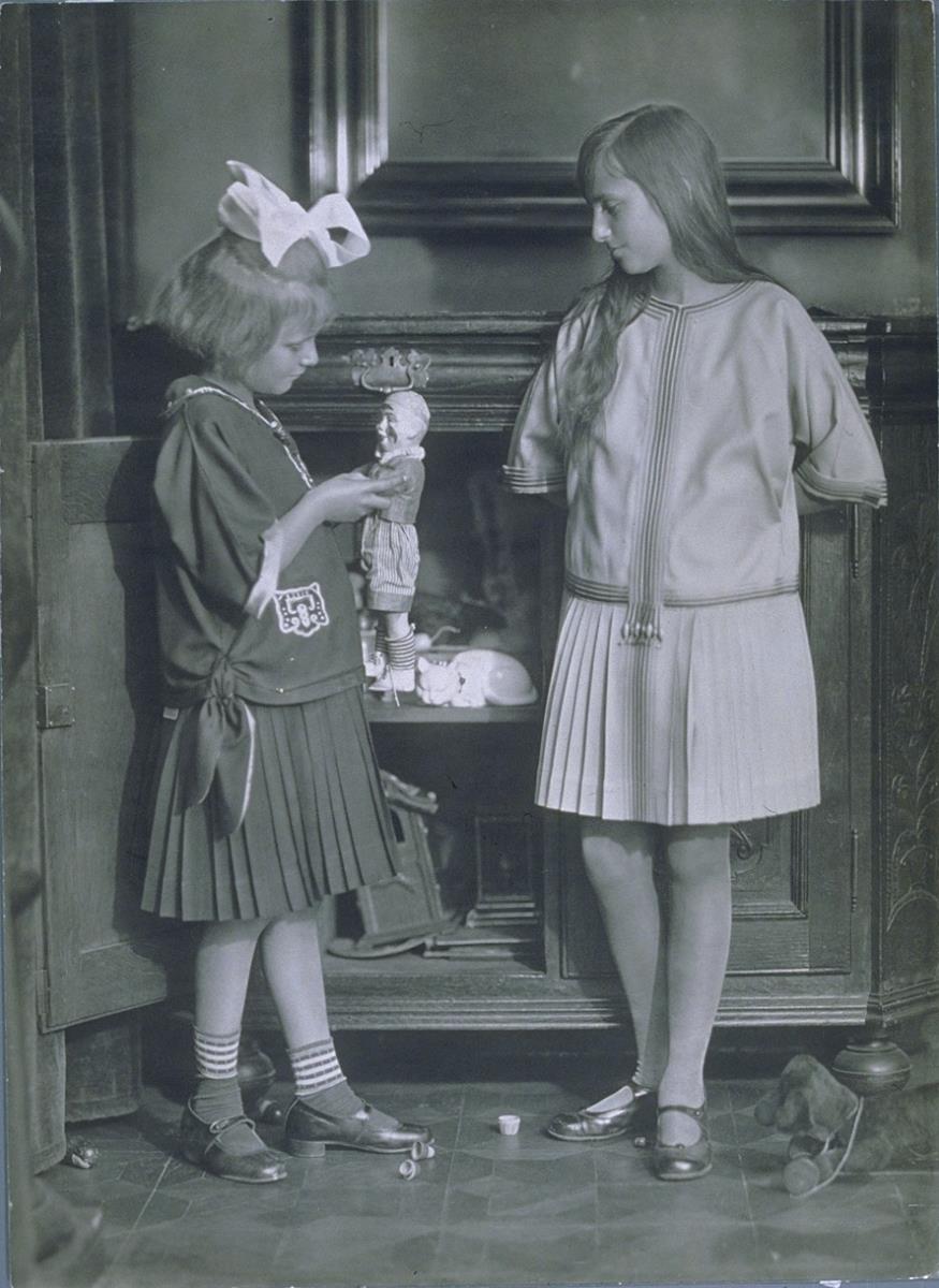 Mädchen in Kleidern von Arnold Müller