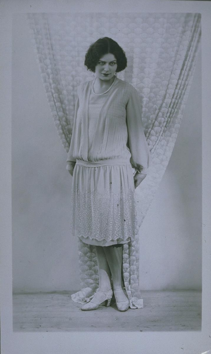 Frau in Kleid von Henry Vouraille