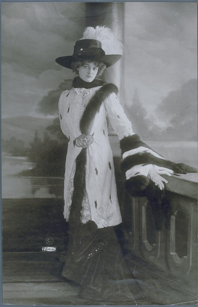Frau in Jacke von Martial