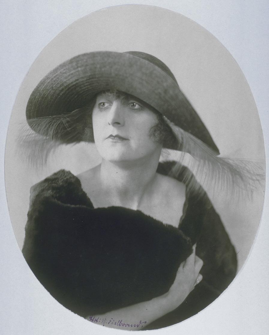 Frau mit Hut von Frieda Lemmé
