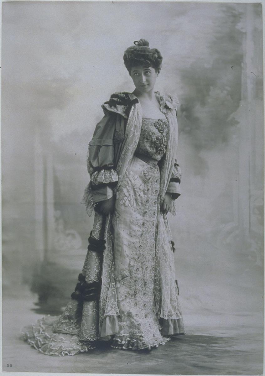 Frau in Kleid und Mantel
