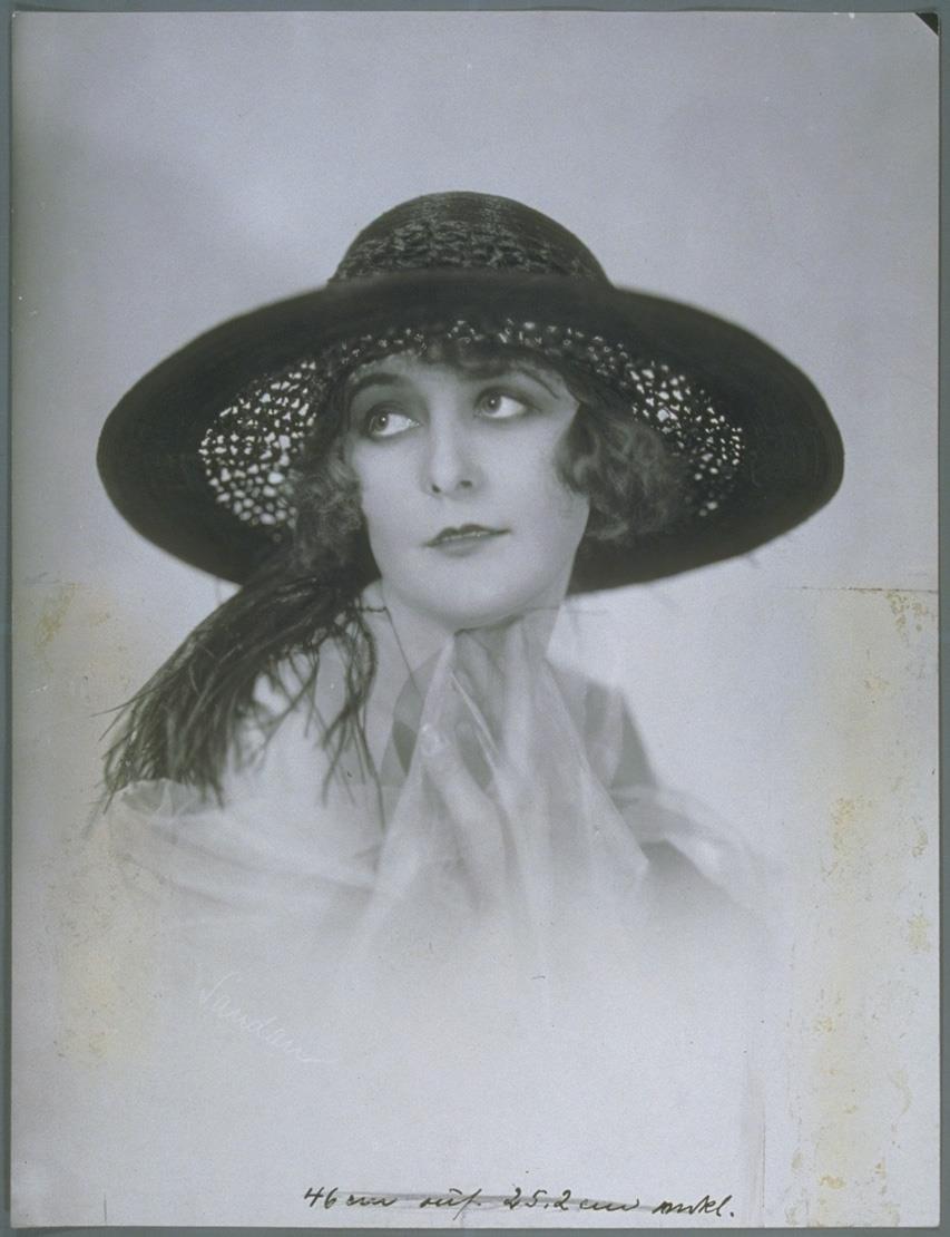 Frau mit Hut von Elisabeth Krafft