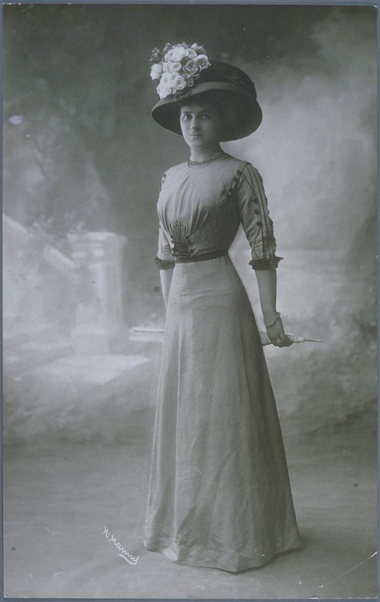 Frau in Kleid