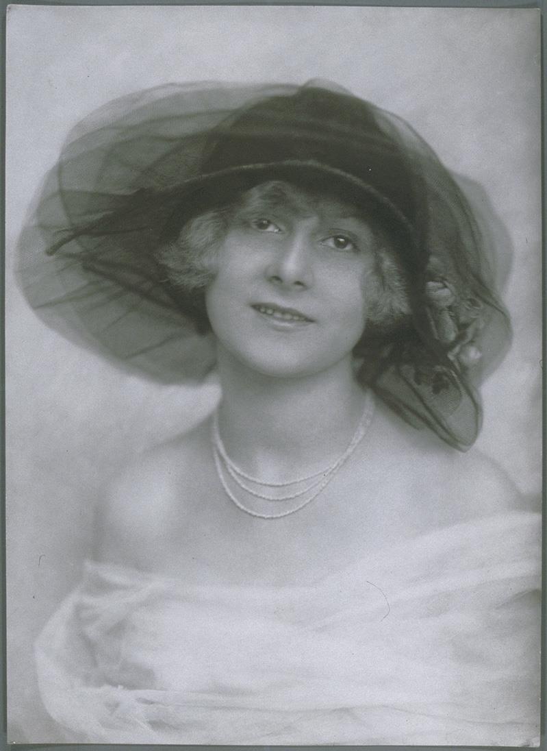 Herta Bibo mit Hut von Gerson-Prager Hausdorff