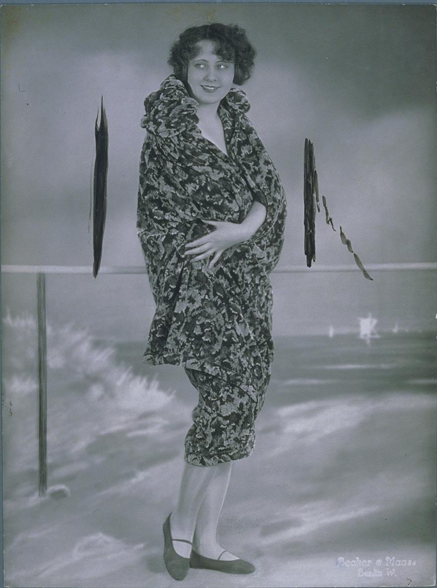Gerda Berndt-Schollwer in Bademantel von Grünfeld