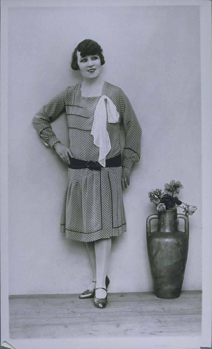 Frau in Kleid von Lydia