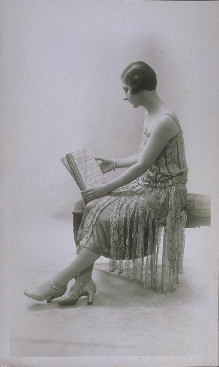 Eva Casalis in Kleid von Pierre de Pitoëff