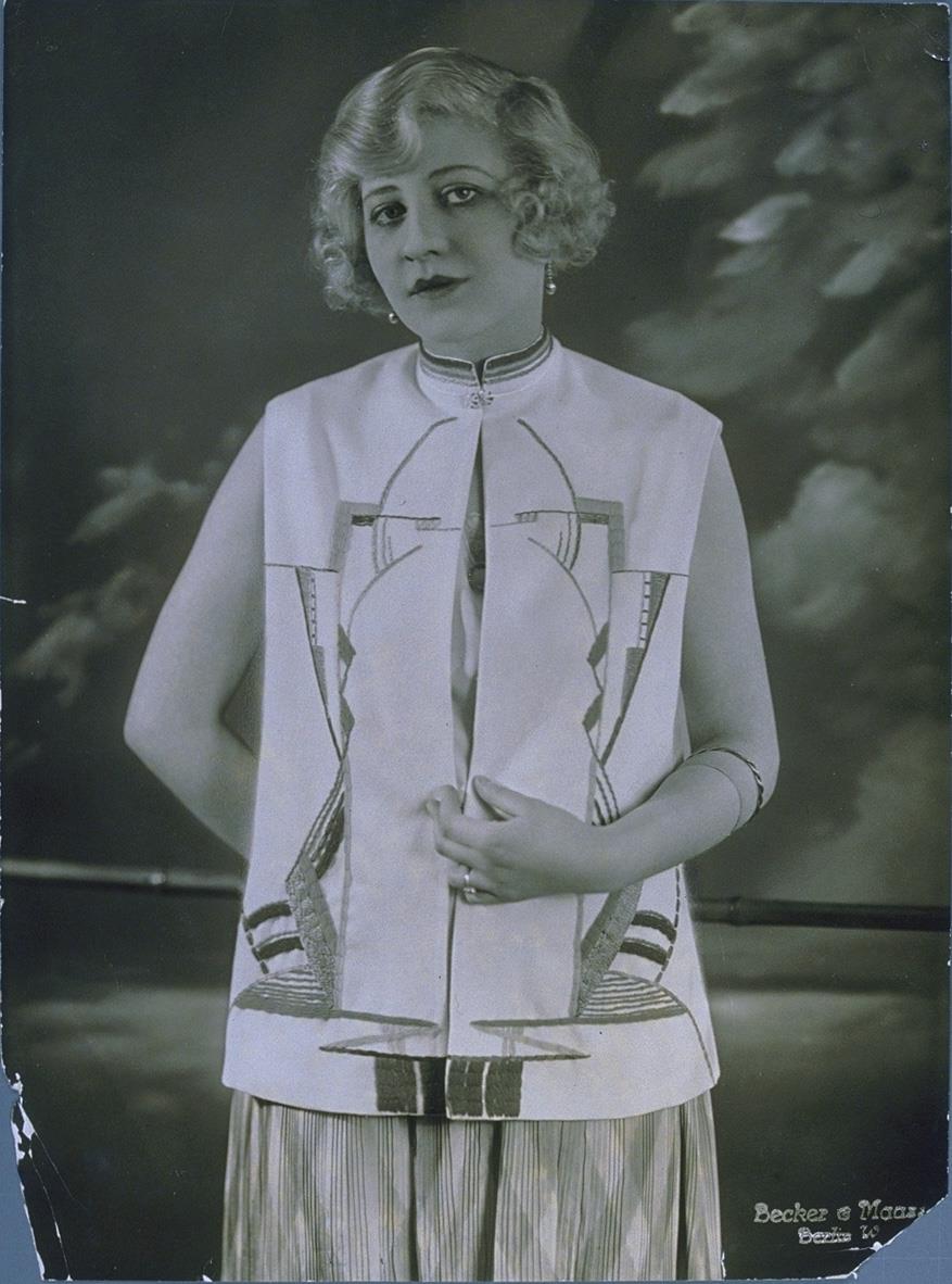Grete Hollmann-Böse in Weste von Böcke