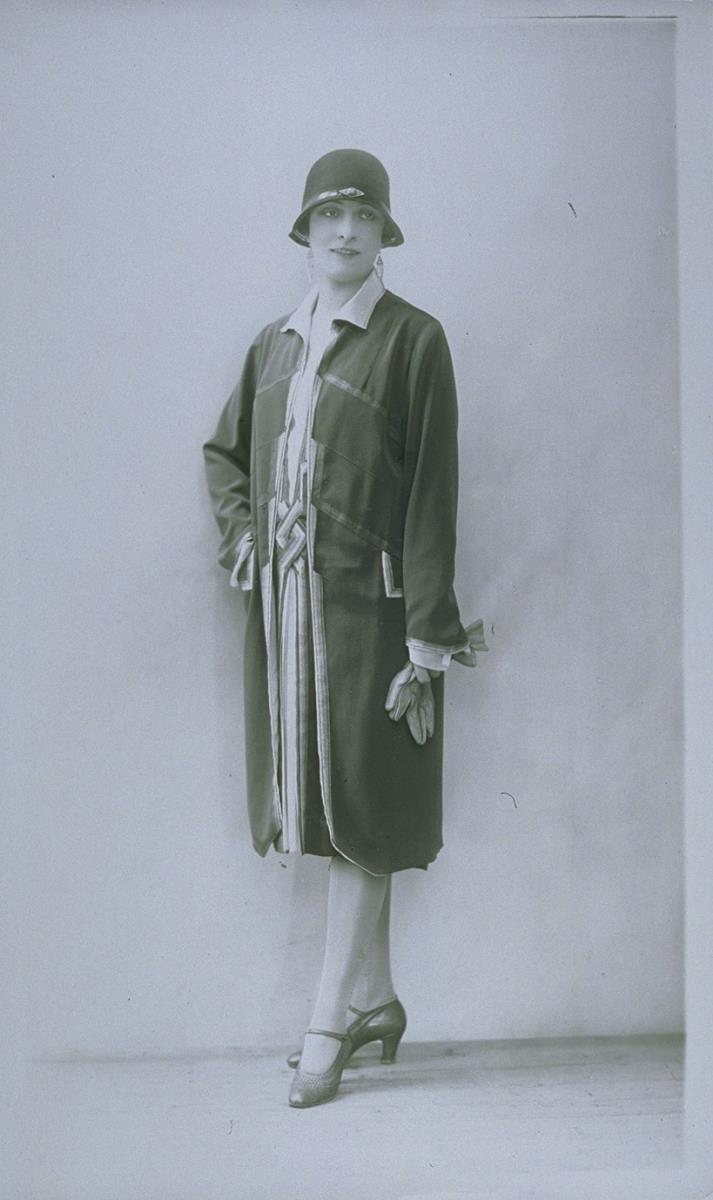 Frau in Kleid und Mantel von Denise May