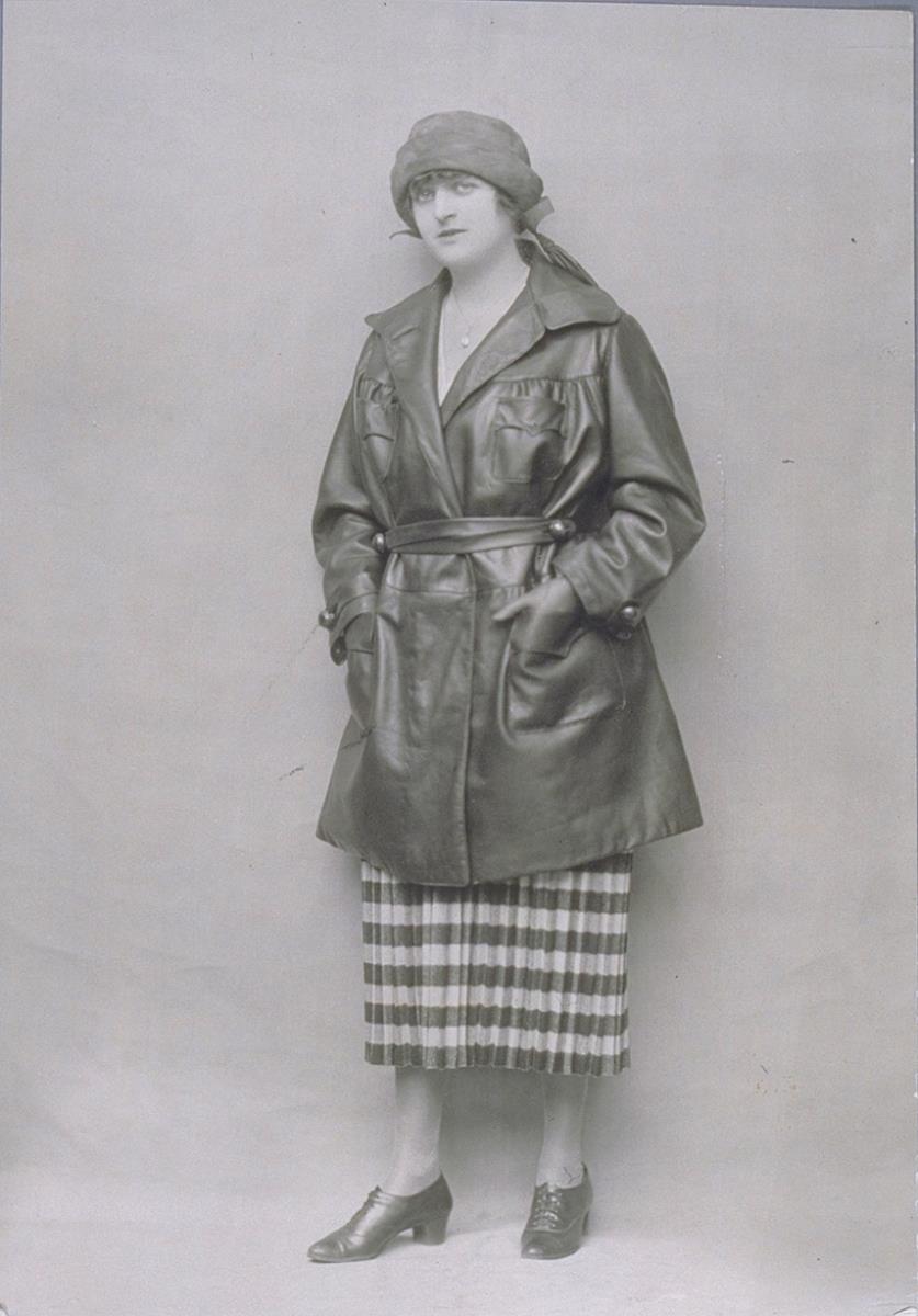 Frau in Jacke und Rock von Gerard Bresser