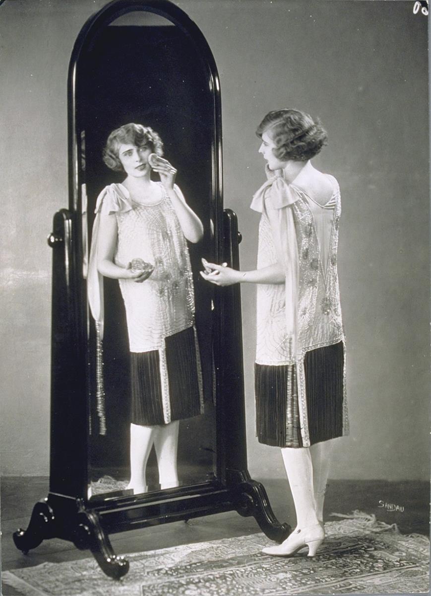 Frau in Kleid von Kallmann