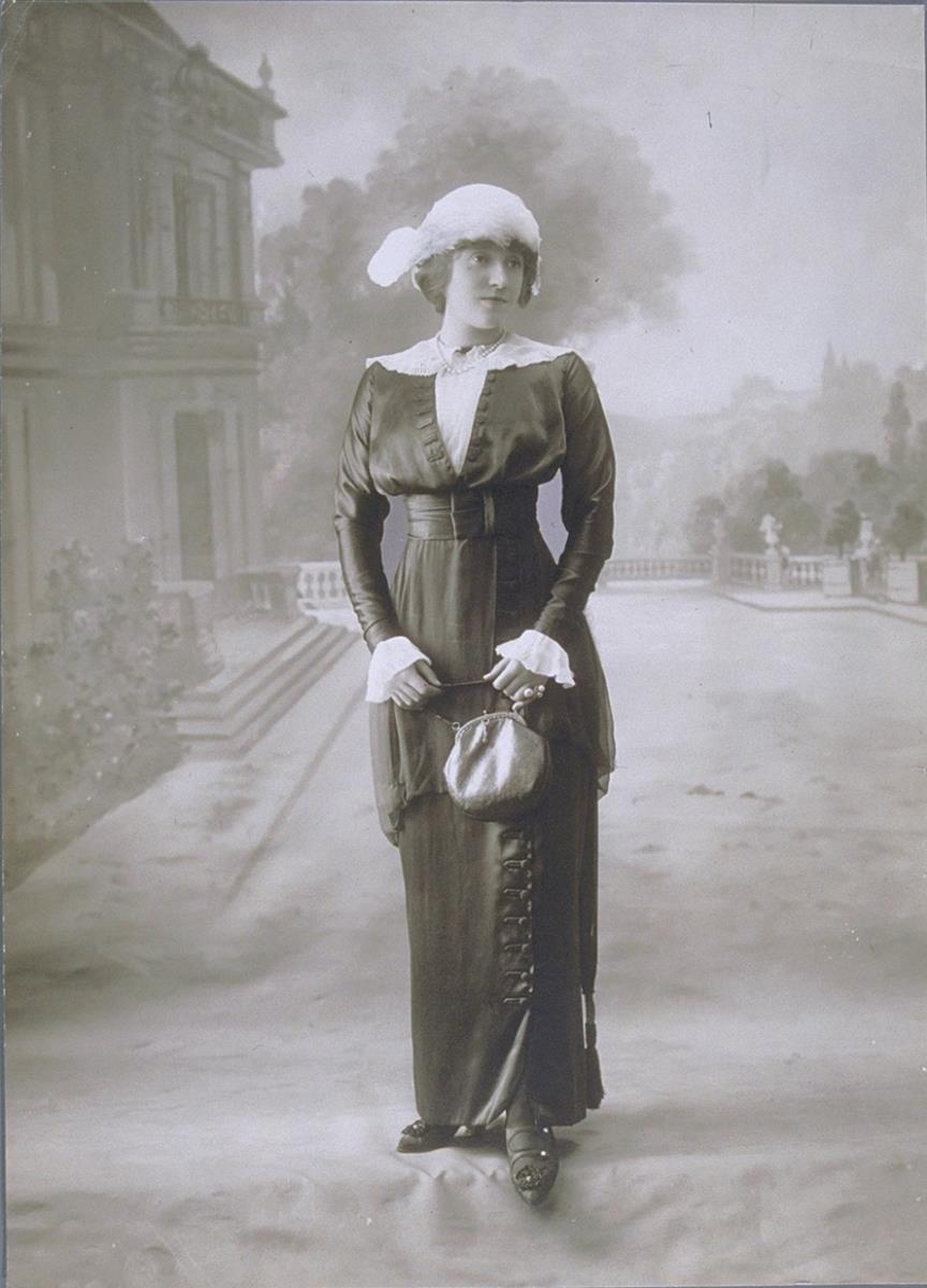 Frau in Jacke, Bluse und Rock von Jacques Doucet