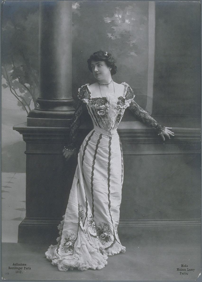 Frau in Kleid von Maison Lamy