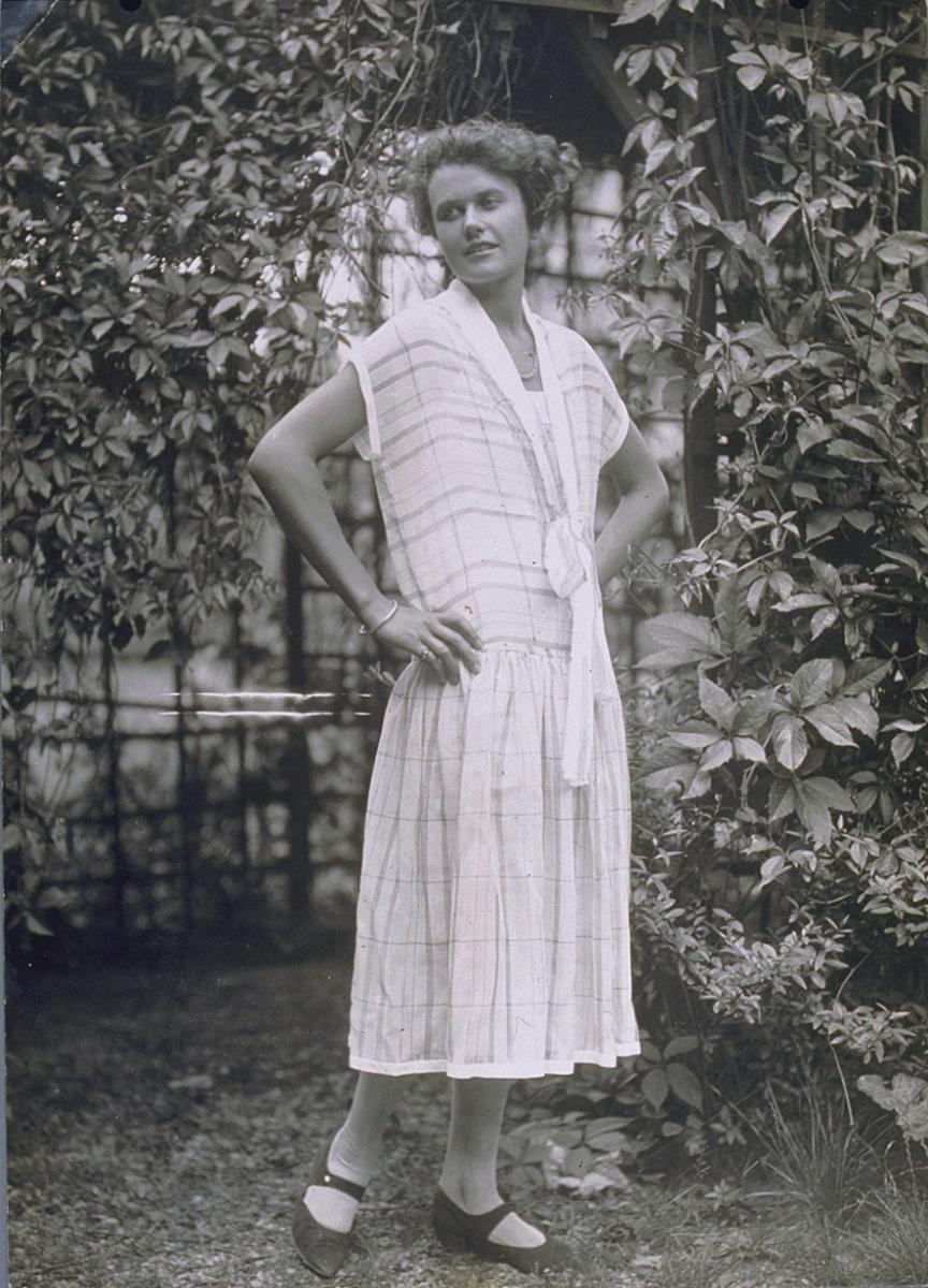 Frau in Kleid der Deutschen Werkstätten, Stoffentwurf von Ruth Hildegard Geyer-Raack