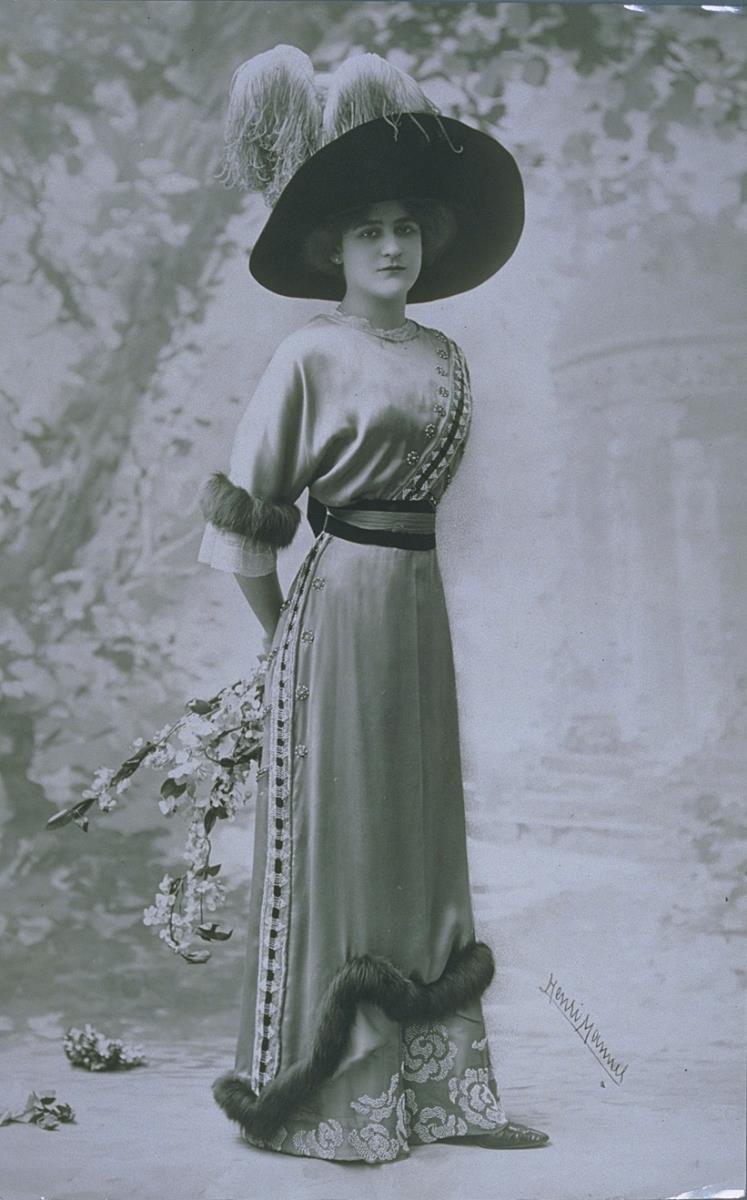 Frau in Kleid von Richard