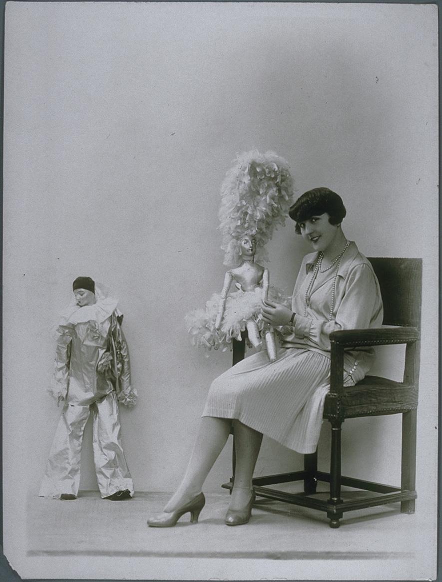 Frau in Kleid von Lazarski