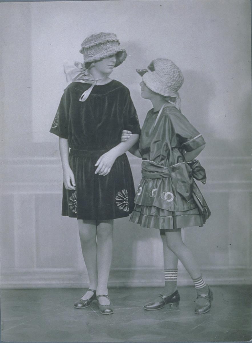Mädchen in Kleidern von Arnold Müller