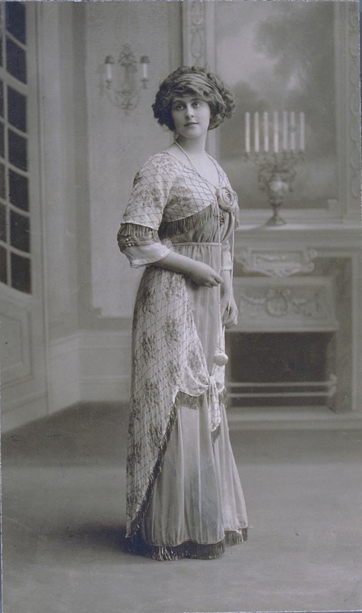 Frau in Kleid