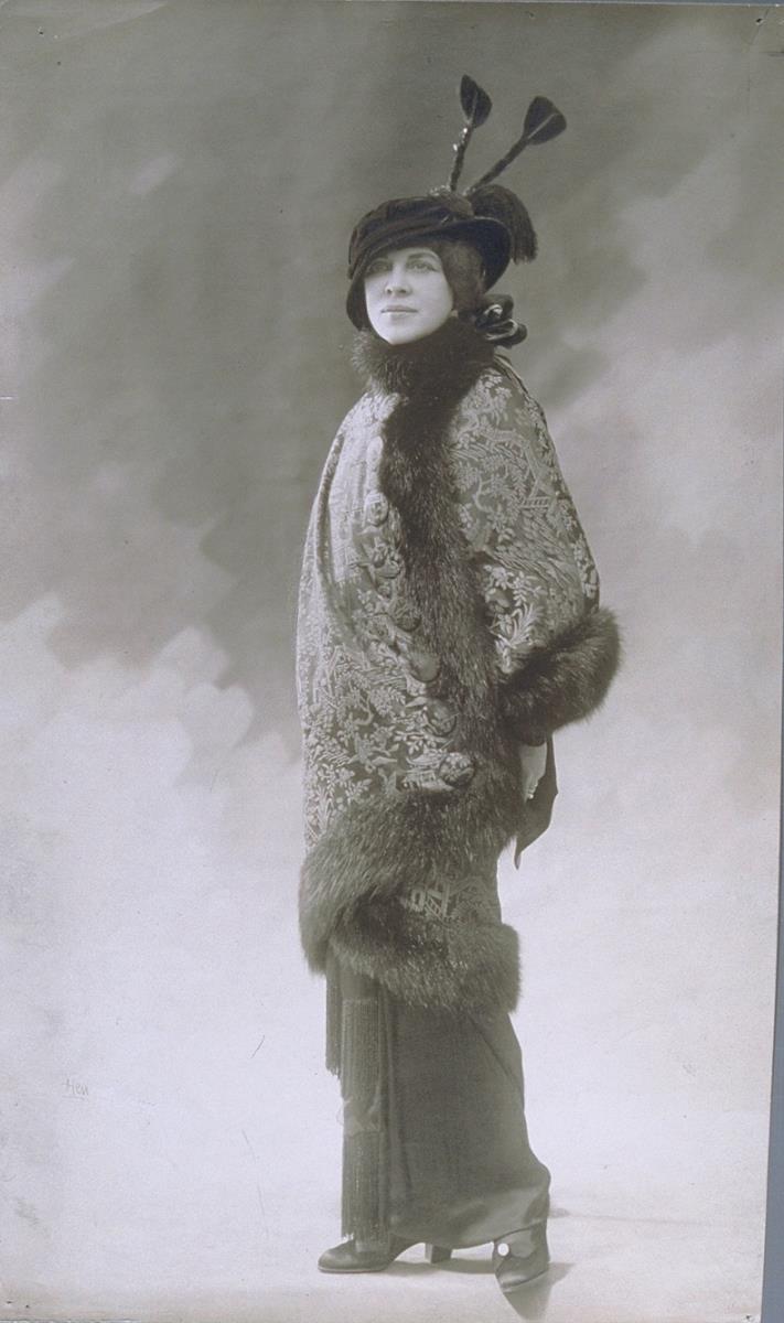 Frau in Mantel von Normand