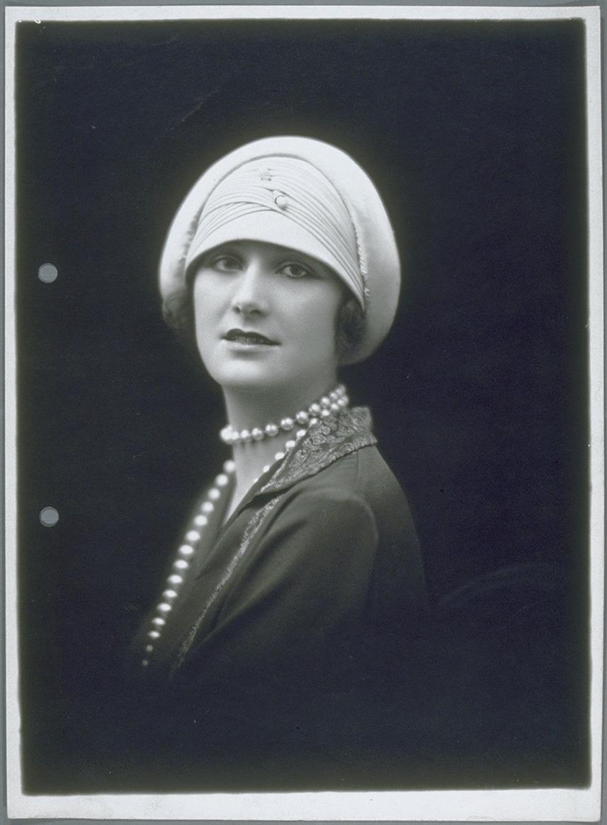 Frau mit Hut von Lewis