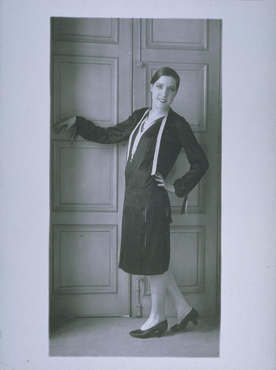 Frau in Kleid von de Flavus