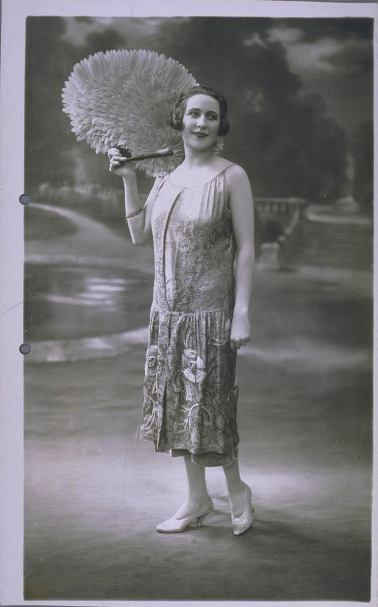 Frau in Kleid von Béchoff-David