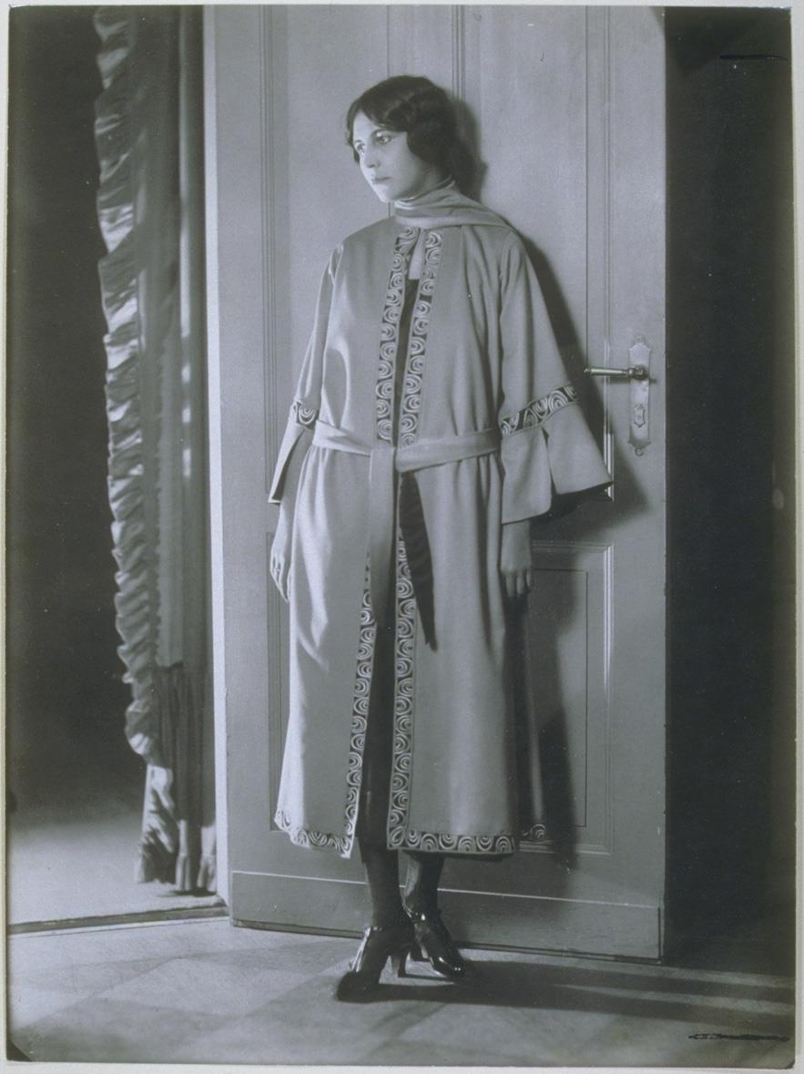 Frau in Mantel von Clara Schultz
