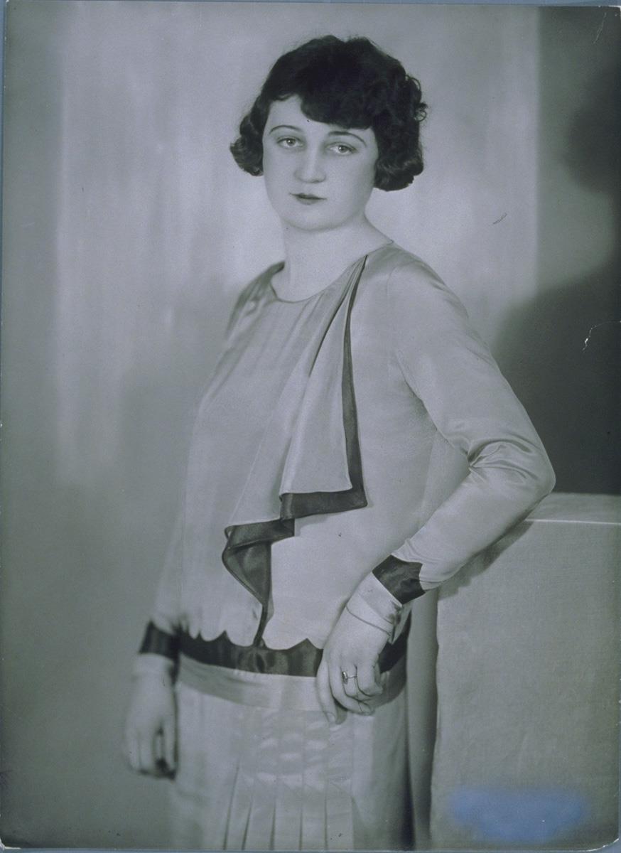 Frau in Kleid von Biberfeld & Weil