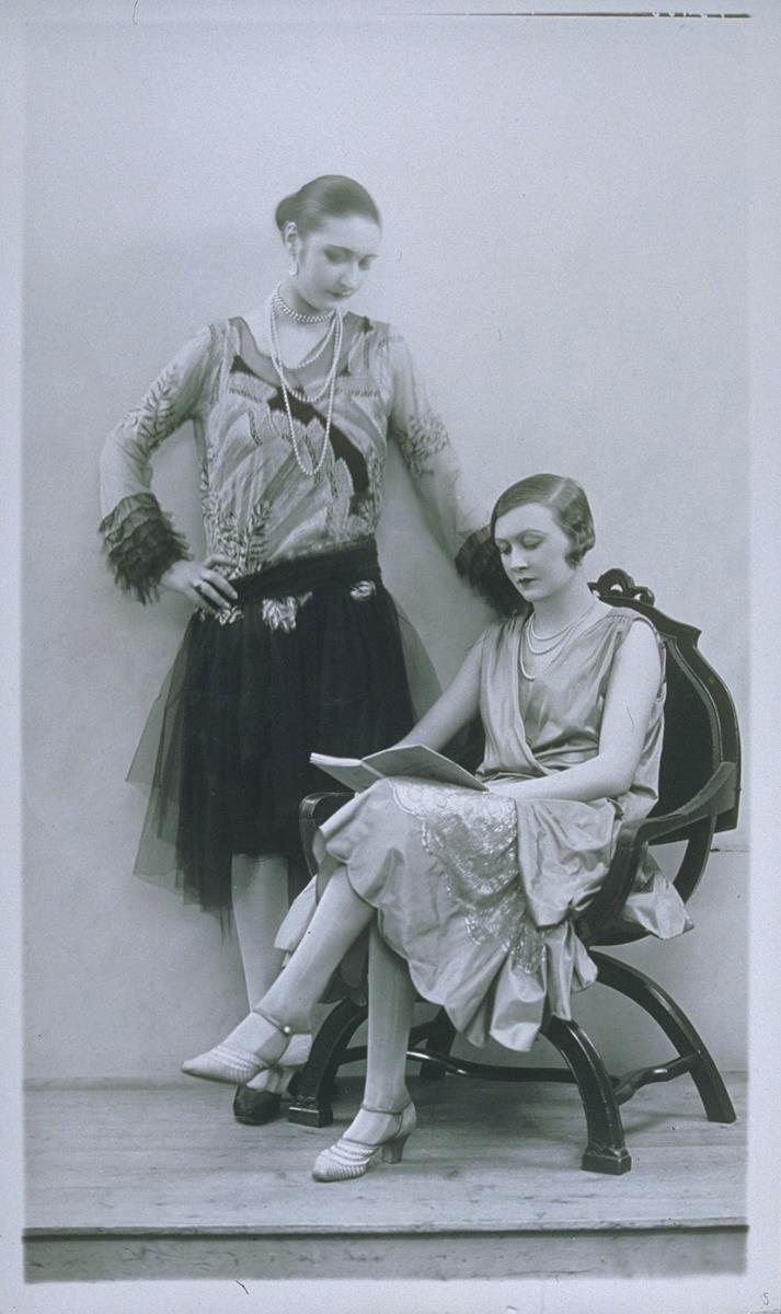 Frauen in Kleidern von Francis