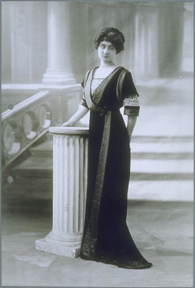 Frau in Kleid von Barroin?