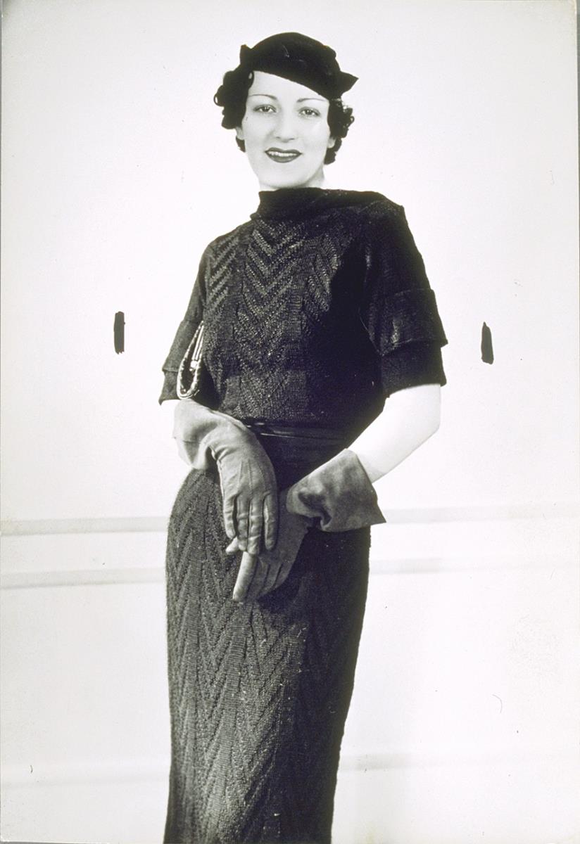 Frau in Kleid von Anny Blatt