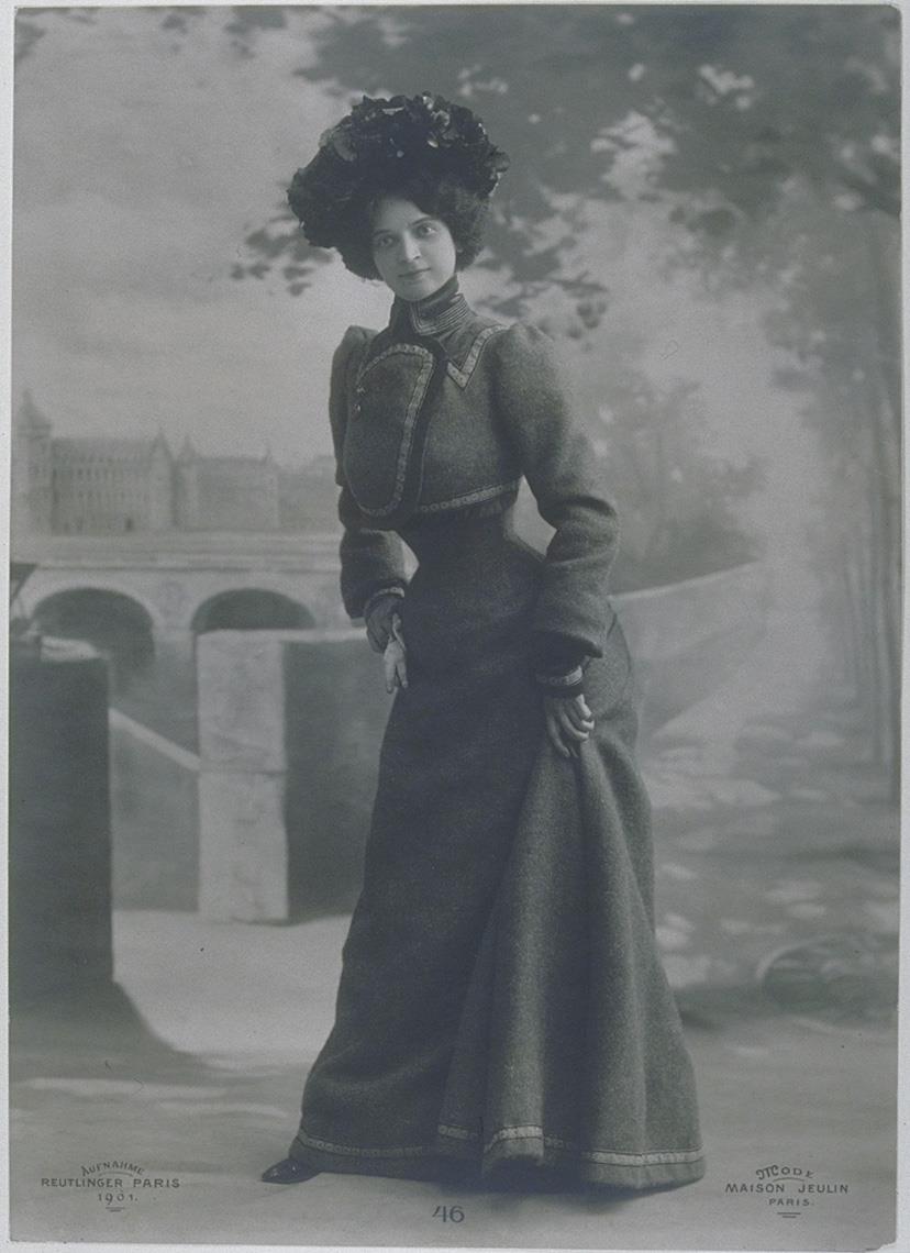 Frau in Kleid von Maison Jeulin