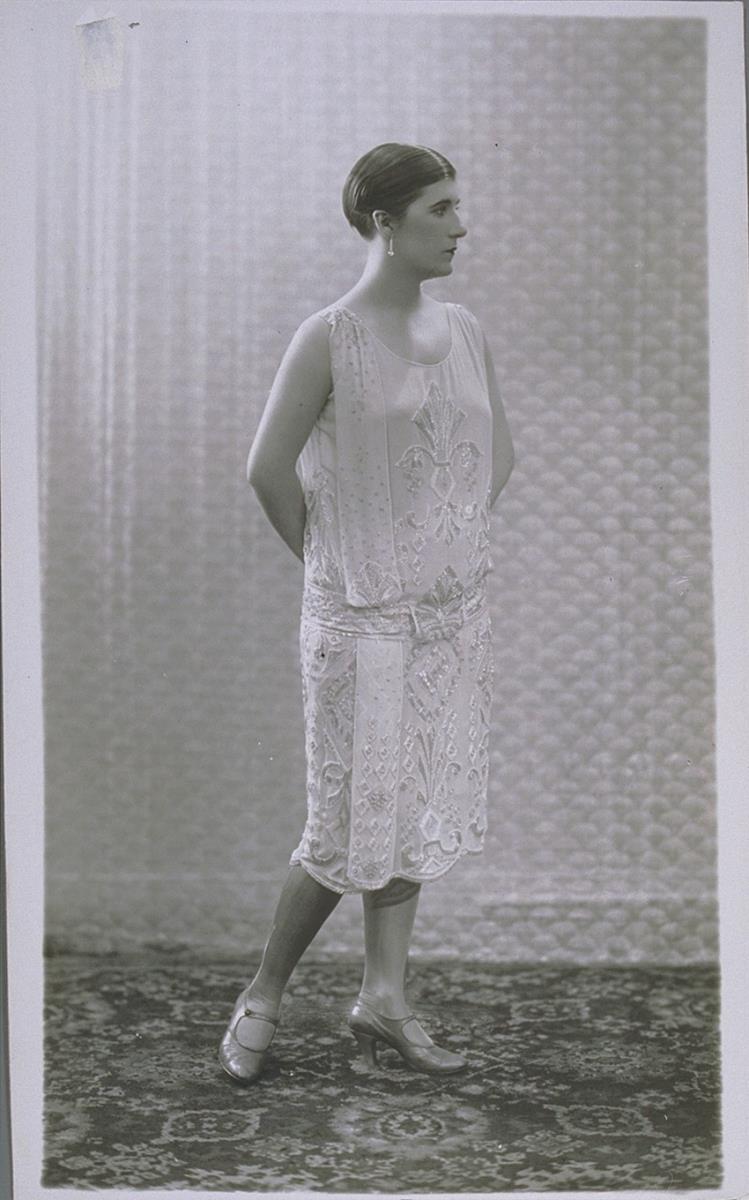 Frau in Kleid von Pauset