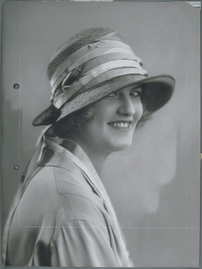 Maria Paudler mit Hut von Regina Friedlaender