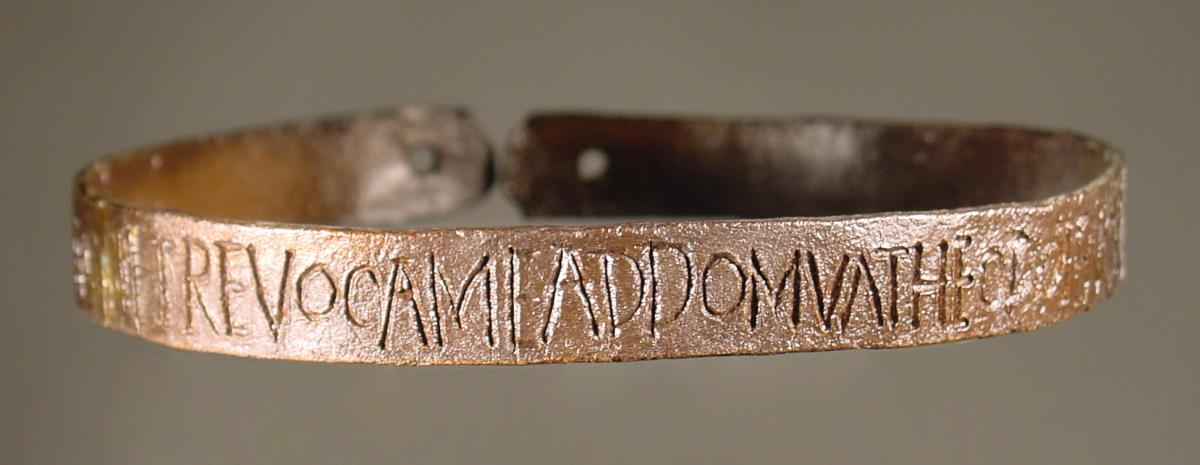 Sklavenhalsband. Halsring mit lateinischer Inschrift: P(e)TRONIA TENE ME QVIA FVGIBI (vi) ET REVOCA ME AD DOMV(m) A(?)THEOPOTENIS AD DOMNVM MEVM VITALIONE(m)