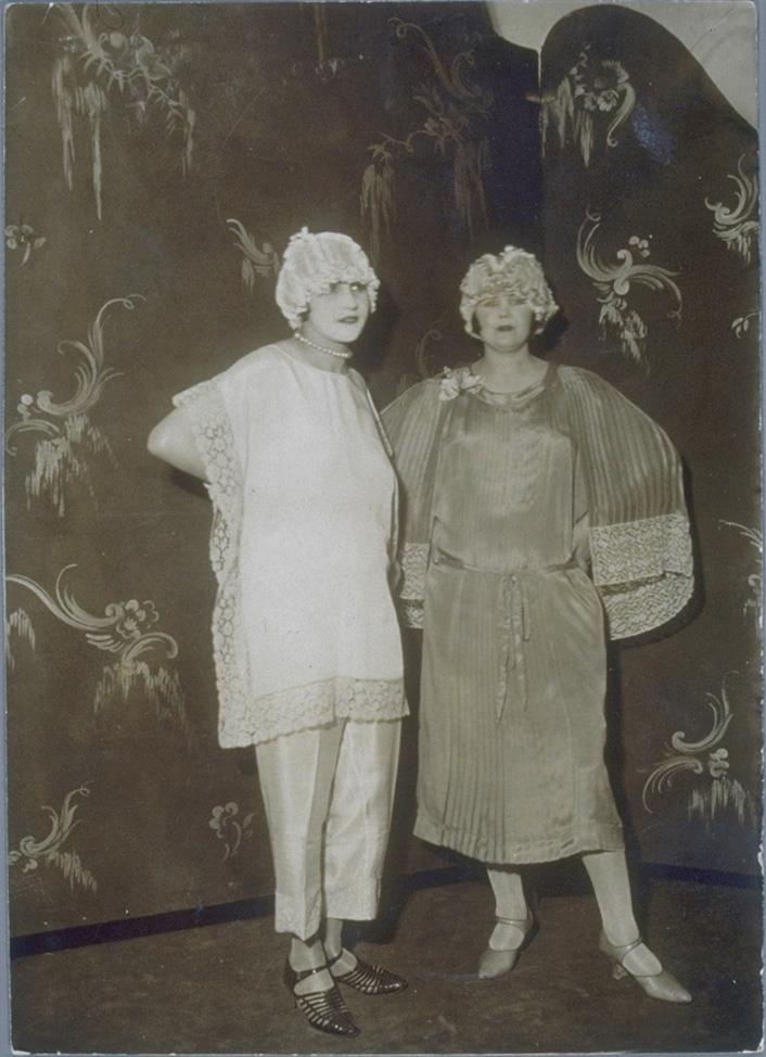 Frauen in Pyjama und Kleid von Warschauer und Kierski