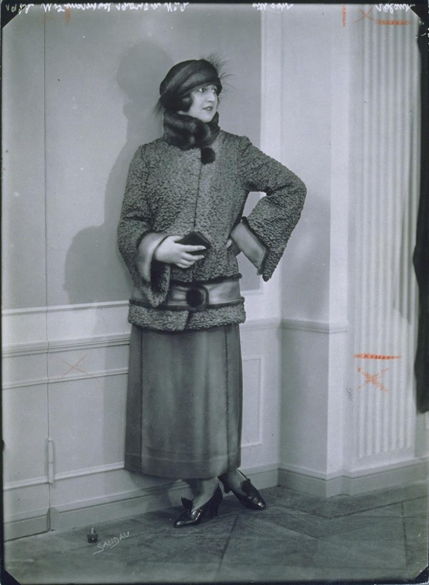Frau in Jacke und Rock von Christoph Drecoll, Berlin