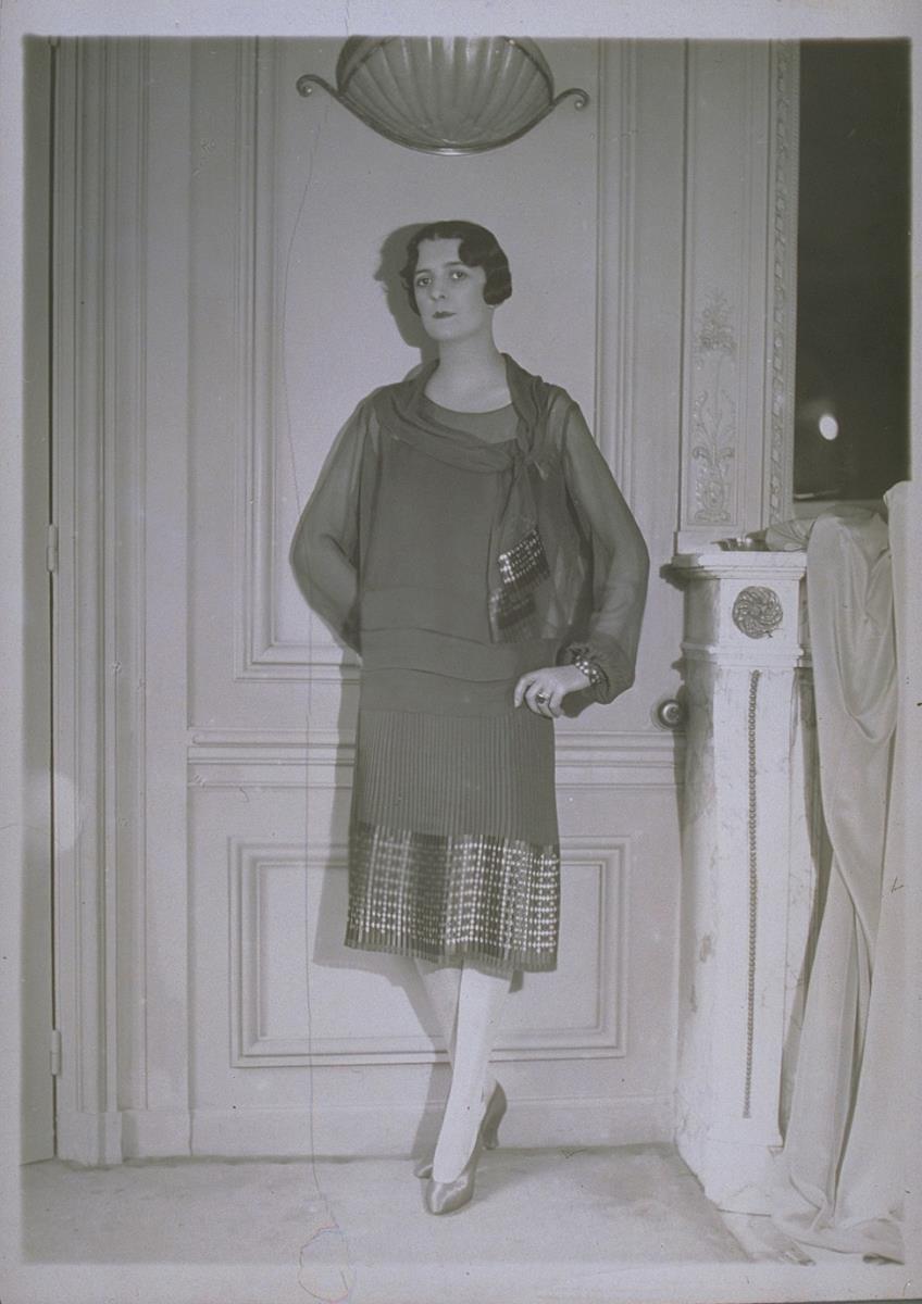Frau in Kleid von Germaine Lecomte
