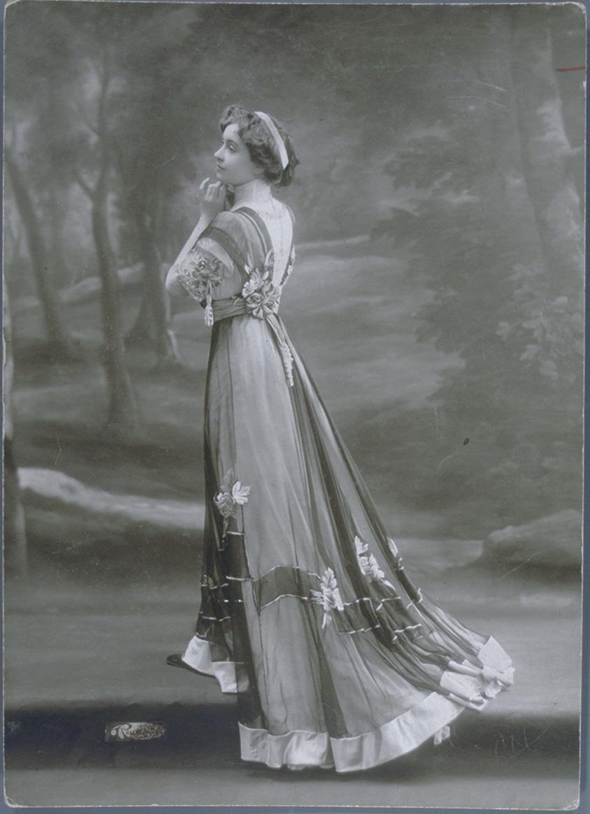 Frau in Kleid