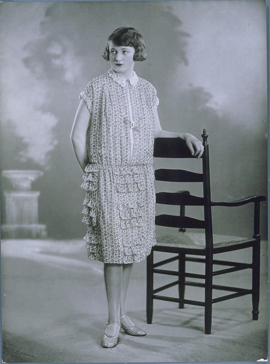 Frau in Kleid von Biberfeld & Weil