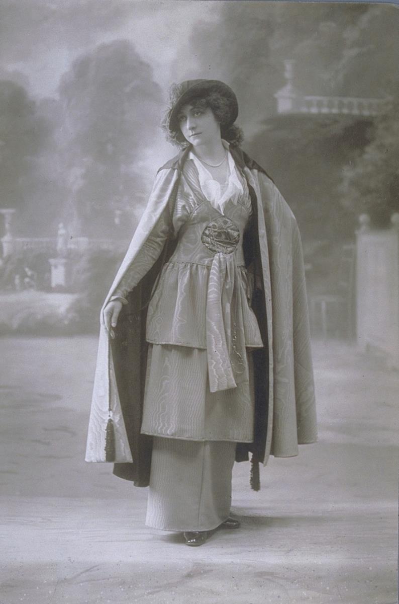 Frau in Kleid und Cape
