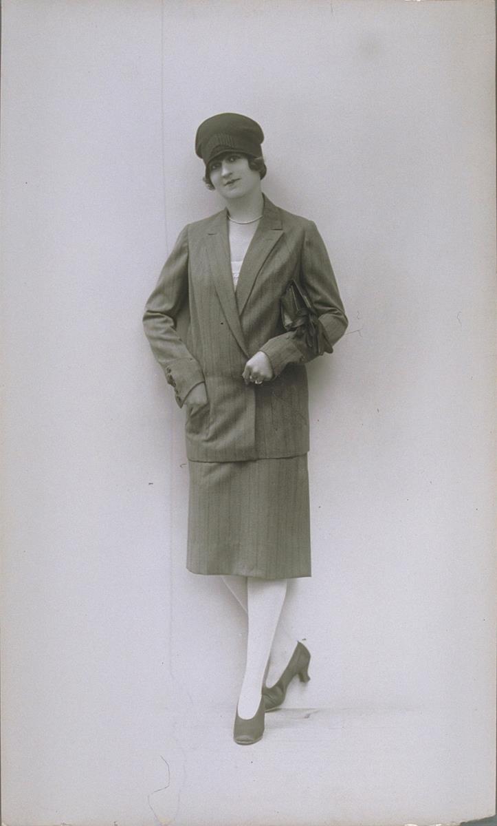 Frau in Jacke und Rock von Nicoll et Co