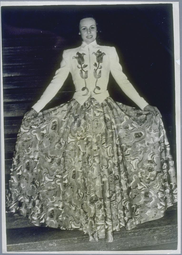 Frau in Abendkleid und Jacke
