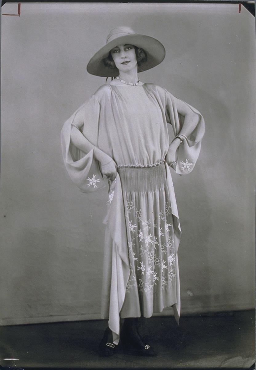 Frau in Kleid von Marie Latz