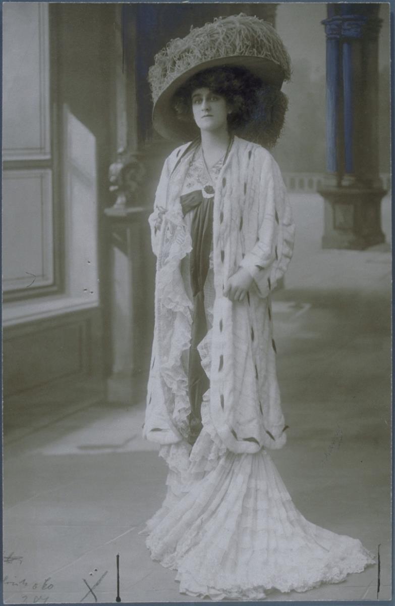 Frau in Kleid und Mantel